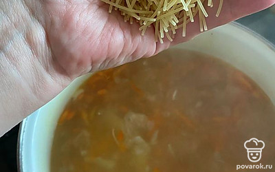 За 5 минут до готовности посолить по вкусу, добавить лапшу, перемешать.