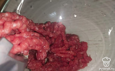 В мясорубку поочереди складывает все ингредиенты. 