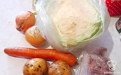 Приготовьте овощи и мясо.