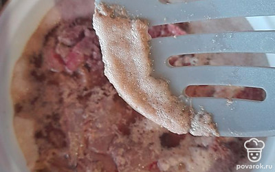 Поставьте кастрюлю на огонь и варите говядину около часа, не забудьте снять накипь до закипания.