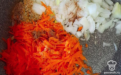 Почистите и порежьте лук и морковь натрите на терке, добааьте щепотку соли, перца и специц для мяса по желанию, небольшое количество растетельного масла налейте на дно сковороды и пассируйте в течение 10 минут.