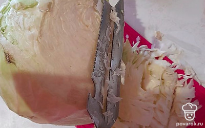 Как сварится мясо, нашинкуйте капусту и пустите в кастрюлю.