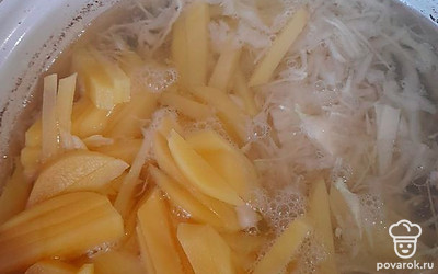 Картофель вымойте и почистите, нарежьте тонкими ломтиками.