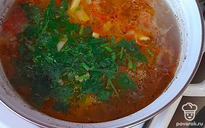 В конце варки добавьте пассированные лук и морковь, а так же столовую ложку соли без верха, свежую зелень добавлять за минуту до готовности.