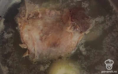 Залить в кастрюлю воду, положить целую луковицу и говядину. Варить до полной готовности лука, постепенно убирая пенку. 