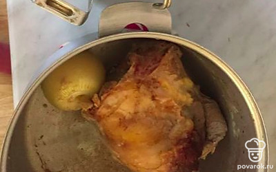 Сцедить бульон, выбросить лук, достать и остудить говядину. 