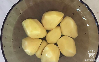 Очистить картофель, выложить в бульон, варить до полной готовности. 