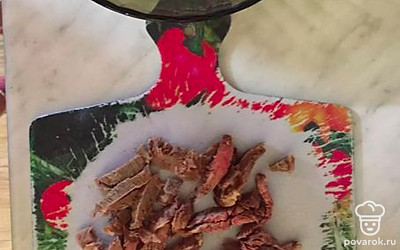 Промыть рис, очистить кость от мяса и мелко нарезать. 