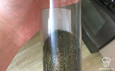 Когда приготовится картофель, закинуть в бульон соль, перец, сушеную мяту. Перемешать. 