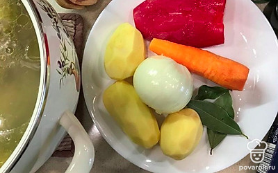 Приготовим ингредиенты для супа. Я заранее сварила куриный бульон. Почистите и помойте овощи: картофель, морковь, репчатый лук, болгарский перец. Также нам понадобится консервированная фасоль, оливковое масло, соль, черный молотый перец, лавровый лист, томатная паста или помидоры и макароны или домашняя лапша.