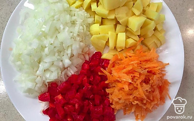 Подготовим овощи. Нарежьте мелким кубиком: репчатый лук, картофель, болгарский перец. Морковь натрите на терке.