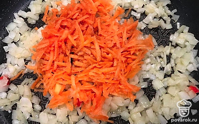 Затем в сковороду к луку добавьте морковь и пожарьте еще 5 минут.