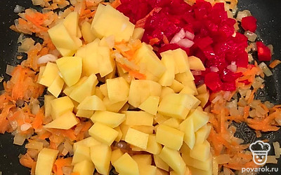 Далее в сковороду к овощам положите картофель, болгарский перец, соль, черный молотый перец, помешайте и жарьте еще примерно 7 минут.