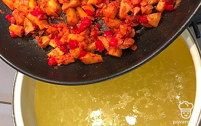 Затем в бульон добавьте зажарку из овощей.