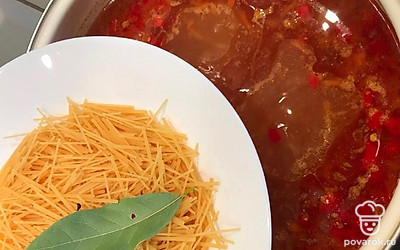 Как только бульон с зажаркой закипит, всыпьте пасту и лавровый лист, помешайте. Попробуйте на вкус, если нужно, досолите.