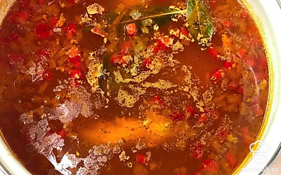 Выключите огонь, накройте крышкой и дайте постоять 15 минут.