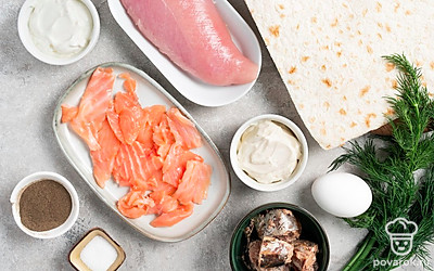 Яйцо помойте, отварите вкрутую, остудите в холодной воде и очистите от скорлупы. Нарежьте мелкими кубиками. Укроп промойте и обсушите бумажными полотенцами, мелко нарежьте. Филе индейки помойте. Банку с тунцом откройте и слейте жидкость. Кусочки семги нарежьте мелкими кубиками.