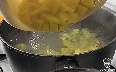 В кипящую подсоленную (по желанию) воду добавляем нарезанный кубиком картофель.