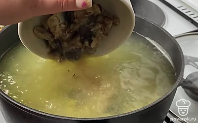 К уже сваренному картофелю, добавляем рыбную консерву.