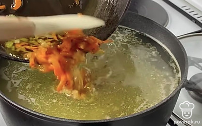 Затем пассированные на сковороде овощи (лук и морковь) на этом этапе я добавляю перец молотый.