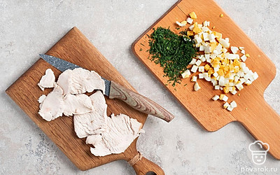 Отварите индейку. В кастрюлю налейте воду, посолите и поставьте на средний огонь. После закипания опустите в воду филе индейки и варите 20 минут. Остудите индейку и нарежьте на тонкие пластинки.