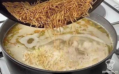 За 10 минут до готовности высыпать обжаренную вермишельку.