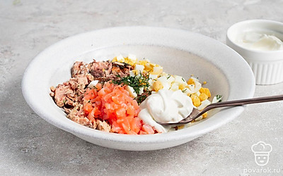 Сделайте начинку. Тунец разделите вилкой на волокна. В миске смешайте тунец, половину укропа, яйцо и семгу. Добавьте сметану, посолите и поперчите по вкусу. Тщательно перемешайте.