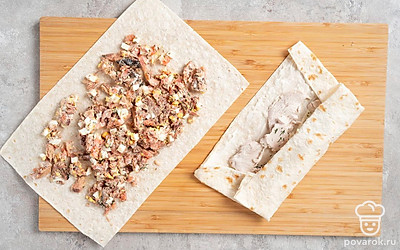 Приготовьте рулетики. Один лист лаваша смажьте сливочным сыром. Разложите кусочки индейки равномерно по листу. Посыпьте индейку оставшимся укропом и сверните в рулет. Заверните рулет в пленку и уберите в холодильник на 10 минут. На второй лист лаваша выложите равномерно начинку из семги и тунца. Сверните в рулет и заверните в пленку. Поставьте в холодильник на 10 минут. Перед подачей нарежьте рулеты порционно.