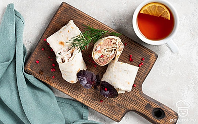 Подавате рулетики с чашкой черного чая.