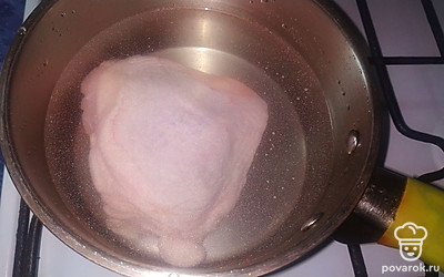 Сварите куриное бедро. Когда мясо будет готово, выньте его из бульона.