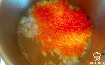 В кипящий куриный бульон добавьте лук и морковь. Варите 5 минут.