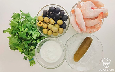 Королевские креветки предварительно отварите и очистите от панциря. Все оставшиеся ингредиенты по списку подготовьте и выложите на стол. Зелень петрушки промойте и просушите бумажным полотенцем.