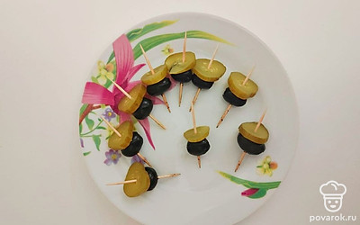 Креветки отварите и очистите от панциря. Малосоленый огурец нарежьте кольцами. Затем на шпажку по очереди набирайте ломтик огурца, маслину, креветку и оливку, так поступите и с остальными шпажками.