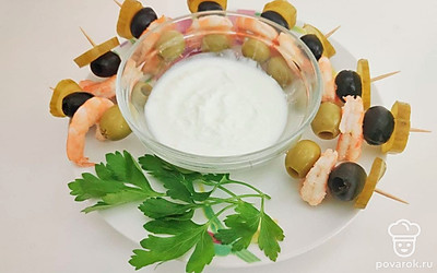 Шпажки выложите на тарелку и украсьте зеленью петрушки. Подавайте со сметаной.