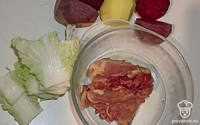 Подготовьте все ингредиенты. Такой объём расчитан на четырехлитровую кастрюлю. Куриный суповой набор кладём в кастрюлю сразу, как только закипит вода.