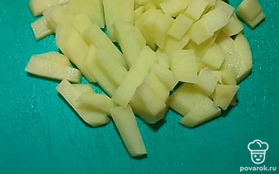 Режем картофель.