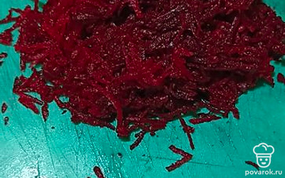 Натираем свеклу на мелкой терке. Достаем курицу, избавляемся от костей. Оставшееся мясо возвращаем в воду. Затем все подготовленные овощи перекладываем в кастрюлю к курице. Варим ещё 20-30 минут. Готово! Цвет борща получается очень насыщенным. Такой суп будет очень полезен тем, кто следит за здоровьем. 