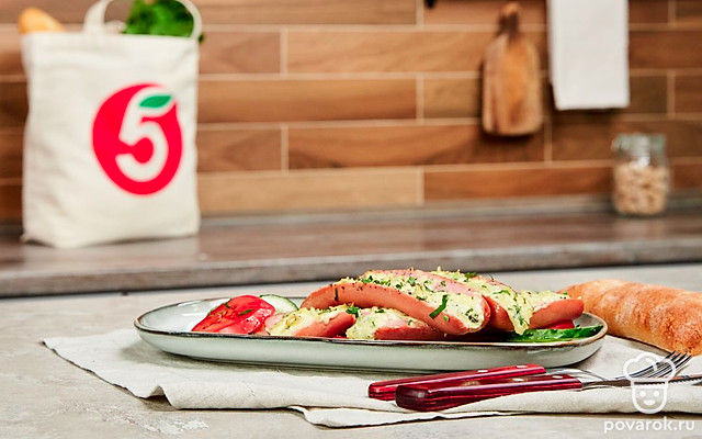 Сосиски в духовке с салатом — Рецепт с фото