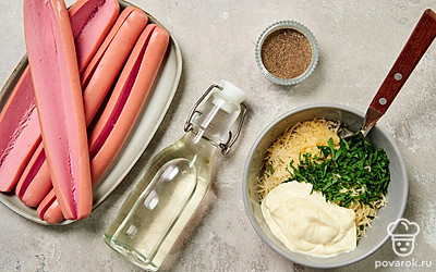 Приготовьте начинку. В миске соедините сыр, чеснок, петрушку и майонез, поперчите. Тщательно перемешайте начинку.