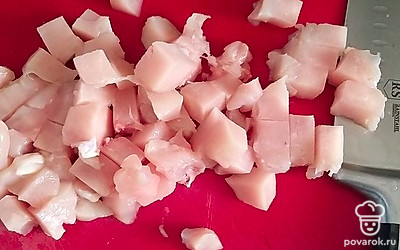 Делаем поджарку. Курицу помыть, нарезать кубиками.