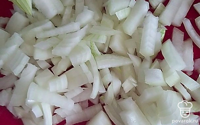 Режем кубиками репчатый лук и добавляем к курице.