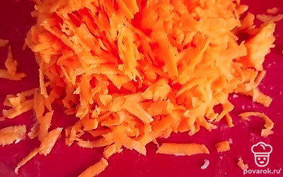 На терке натираем морковь и отправляем к курице с луком.