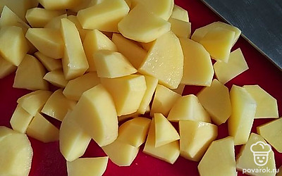 В кастрюлю наливаем воду. Добавляем туда промытую гречку и мелко нарезанную картошку. Варим до готовности минут 20. Соединяем с поджаркой. Варим еще минут 5. 