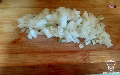 Почистите репчатый лук и порежьте кубиками.