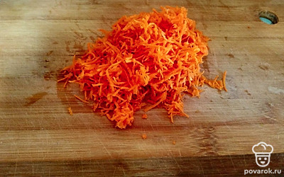 Морковь очистите и натрите на тёрке.