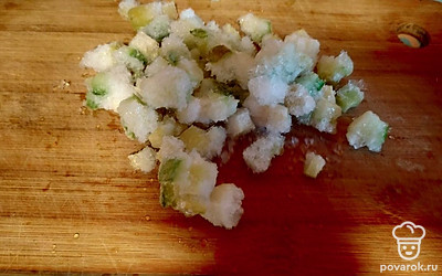 Затем в кастрюлю положите замороженный кабачок.