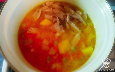 В конце в суп положите очищенное от костей и кожи куриное мясо.