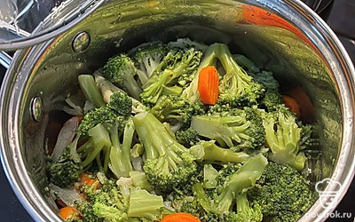 Овощи выложить в кастрюлю, предварительно промыв брокколи и почистив лук и морковь. Залить водой так, чтобы вода чуть закрывала овощи. Довести до кипения.