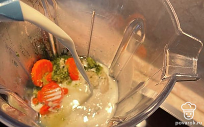 Вареные овощи выложить в блендер, добавить сливки и специи.