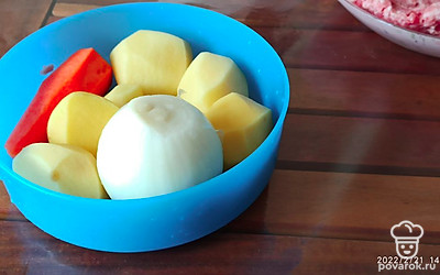 Помыть, почистить овощи.